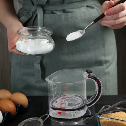 Pourfect – Verstellbarer Messbecher für präzises Messen & einfaches Ausgießen