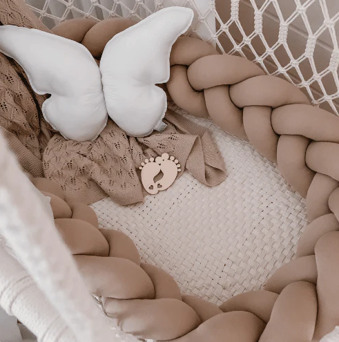 BabyNest – Geflochtenes Babystoßstangen-Kissen für Sicherheit & Geborgenheit